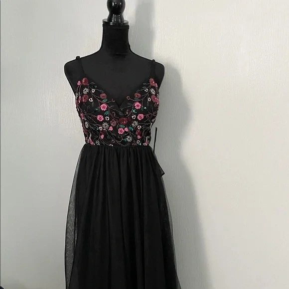 NWT Floral Embroidered Black Dress - Picture 1 of 4